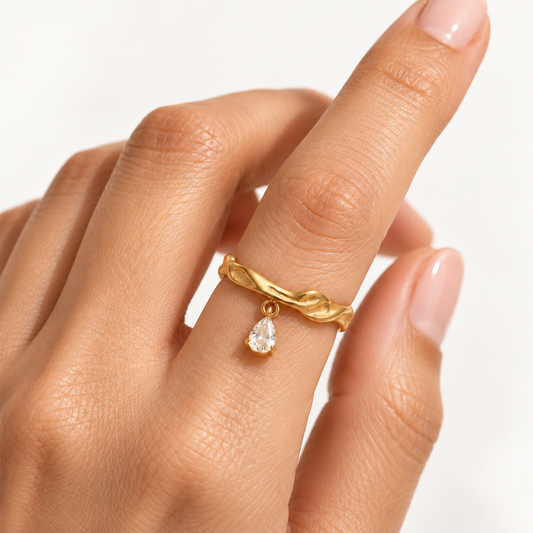 Dune Drop Ring na mão da modelo — TAIA Jewellery