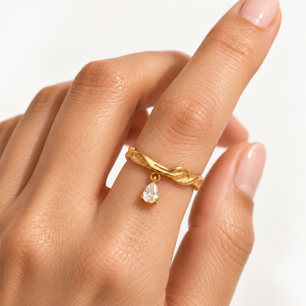 Dune Drop Ring na mão da modelo — TAIA Jewellery