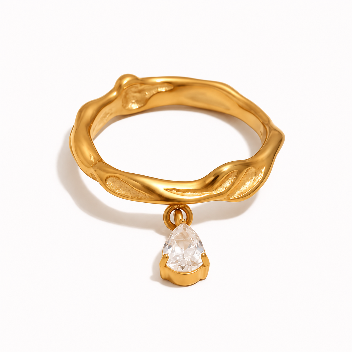 Dune Drop Ring em ouro sobre fundo branco — TAIA Jewellery