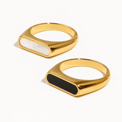 Esmé Shell Signet Ring nas versões Black e White — TAIA Jewellery