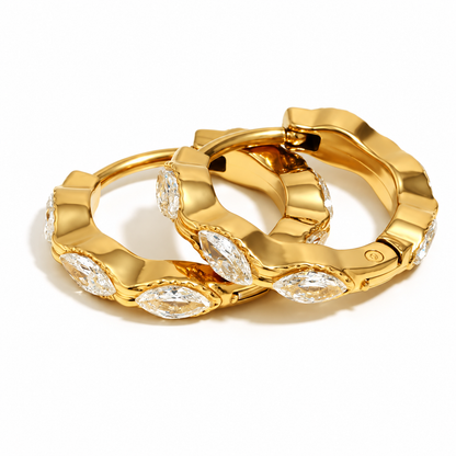 Maya Marquise Huggies em ouro sobre fundo branco — TAIA Jewellery